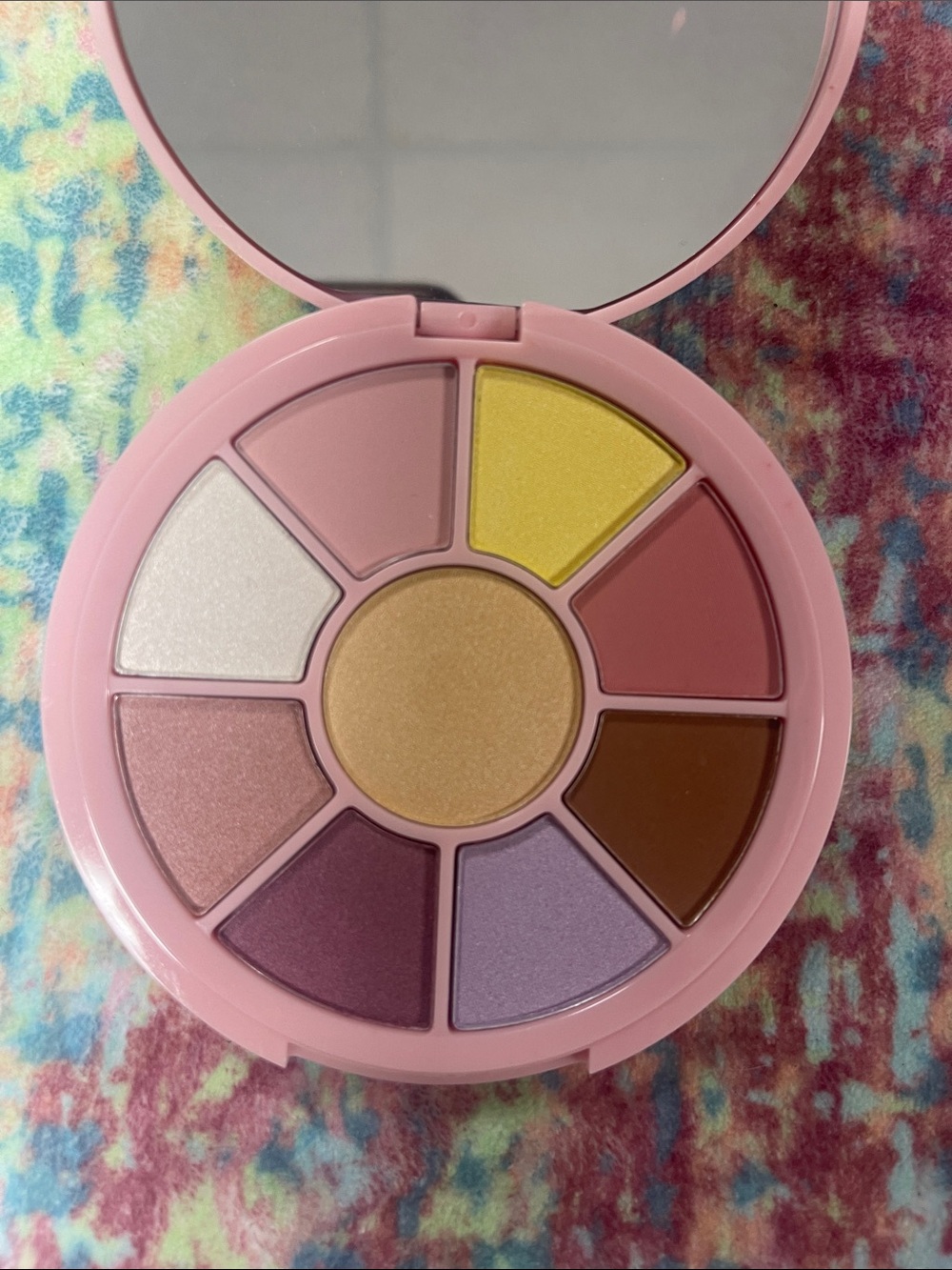 Makeup Revolution Yellow Compact with Lavender Accents - Picture 4 of 4